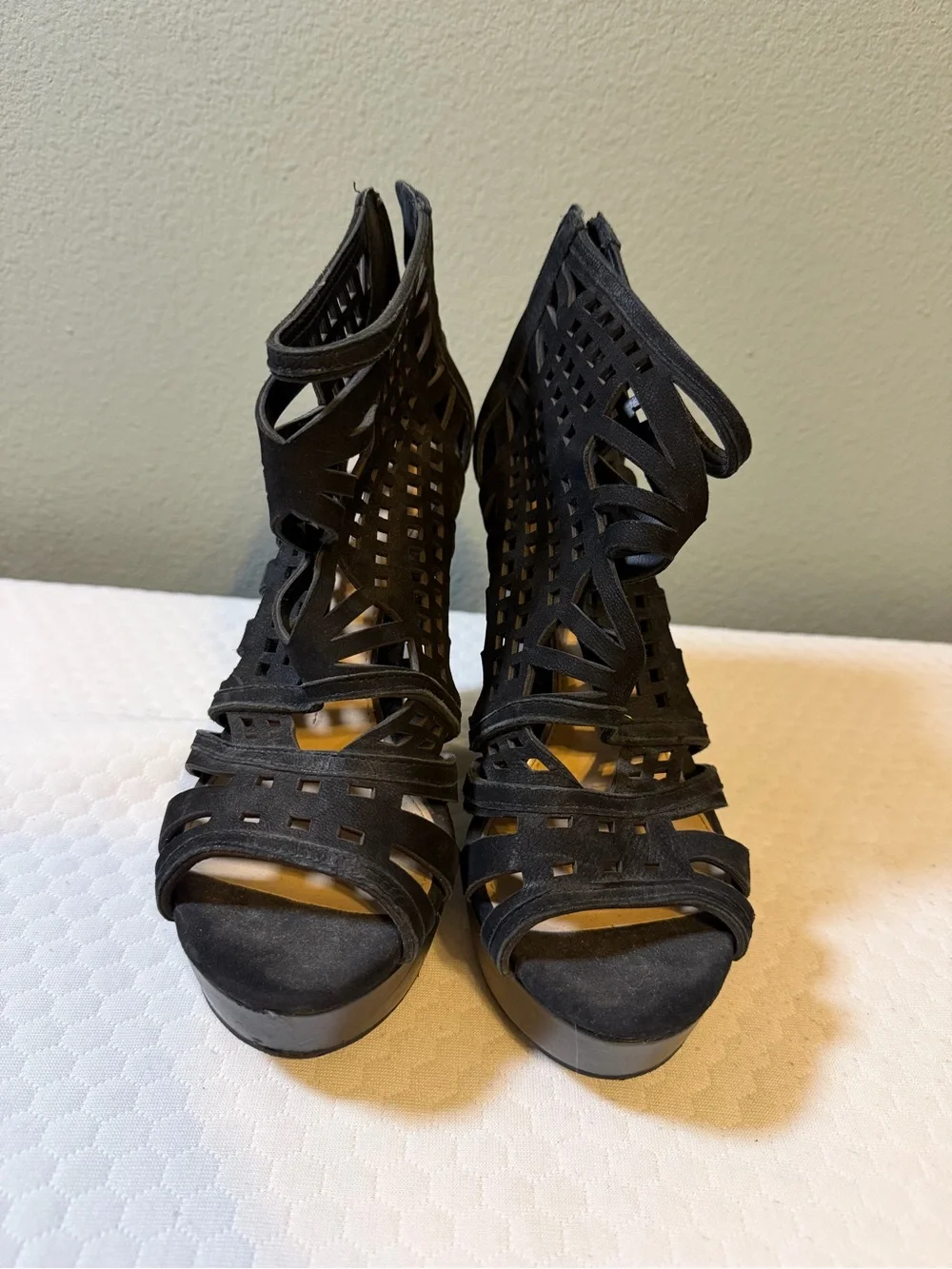Gianni Bini Black Cutout Platform Heels Size 8